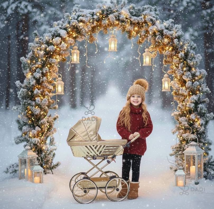Złoty wózek dla lalek Sojan Royal 06 – sesja lifestyle w plenerze zimą, dziewczynka bawi się z wózkiem.