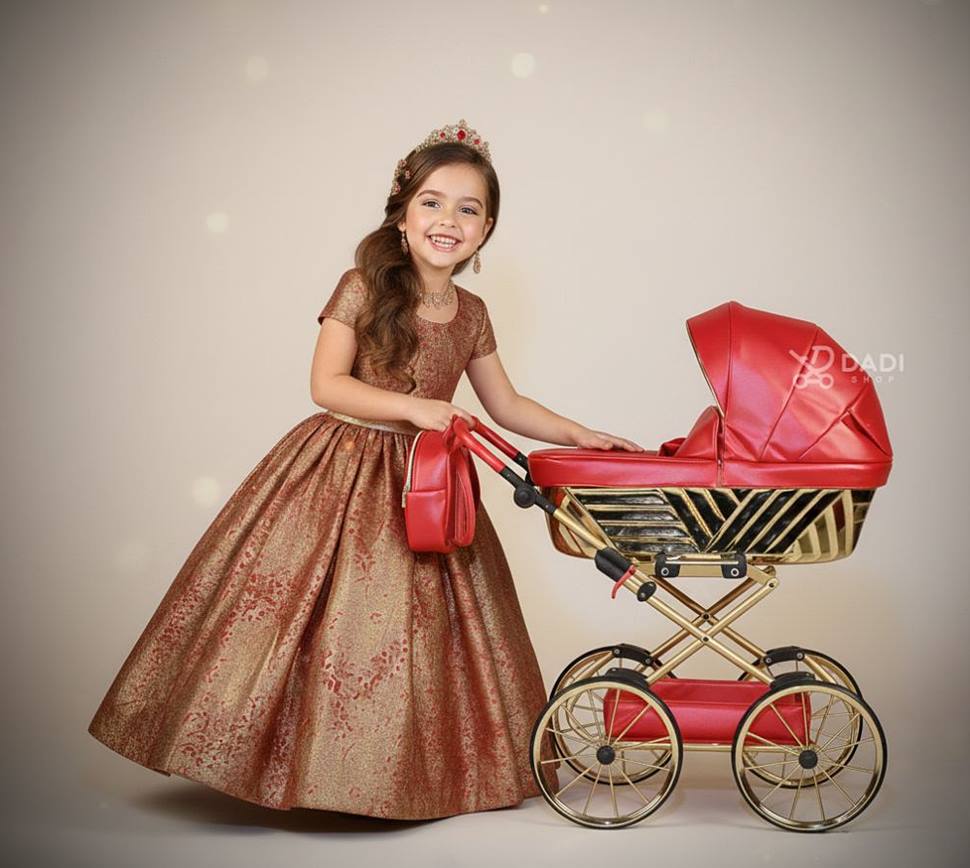 polski wózek dla lalek royal widok całego wózka czerwień i złoto sesja z małą księżniczką