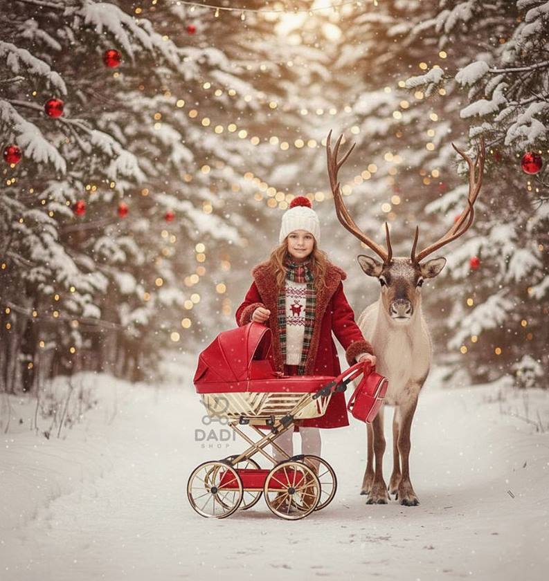 Dziewczynka stojąca przy czerwono-złotym wózku dla lalek Sojan Royal w zimowej, świątecznej scenerii z reniferem – Dadi-Shop